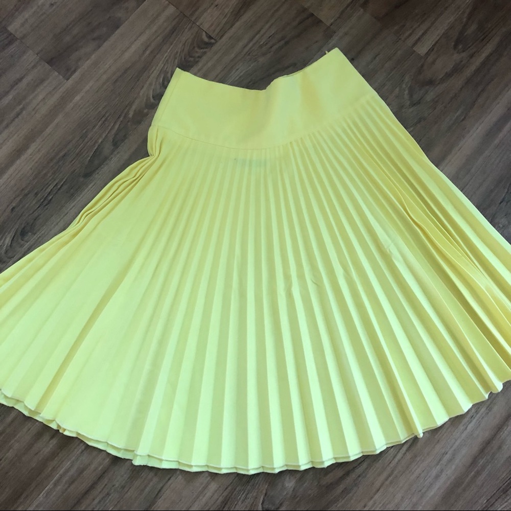 Yellow pleated midi skirt